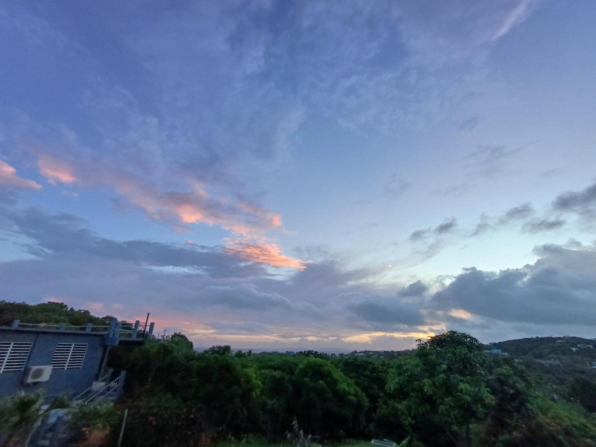 Rooster Run Glamping Camping Has Rooftop And Off The Ground Glamping Experience For 1 To 16 In A Single Tent And Views Of The Rain Forrest And To Culebra Across The Atlantic Ocean W Tents, Linens, Deluxe Air Beds, Warm Shower And More At A Great Pric Vieques Kültér fotó